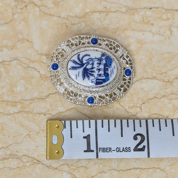 Vintage 1928 Brand Ceramic Blue Willow White Silver Tone Brooch Pin Grandmacore - Picture 5 of 6